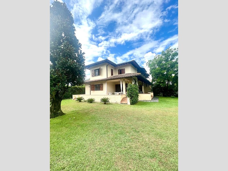 Villa bifamiliare in Affitto a Forte dei Marmi, 17'000€, 130 m², arredato