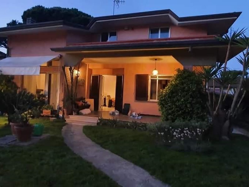 Appartamento in Affitto a Montignoso, zona Cinquale, 3'500€, 125 m², arredato