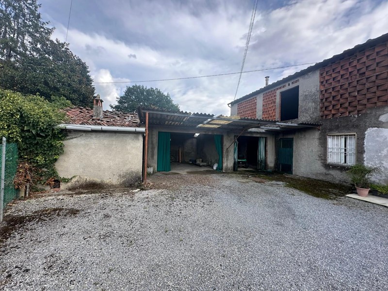 Casale in Vendita a Capannori, zona Marlia, 140'000€, 200 m²