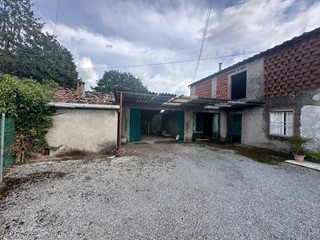 Casale in Vendita a Capannori, zona Marlia, 140'000€, 200 m²