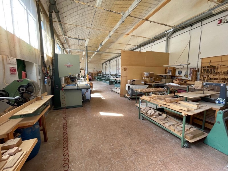 Capannone in Vendita a Casciana Terme Lari, zona Perignano, 159'000€, 300 m²