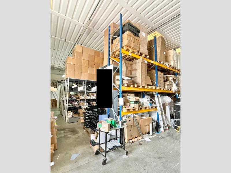 Capannone in Vendita a Pontedera, 340'000€, 500 m²