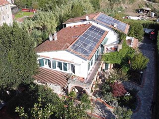 Villa in Vendita a Carrara, zona Sant'Antonio, 720'000€, 400 m², con Box