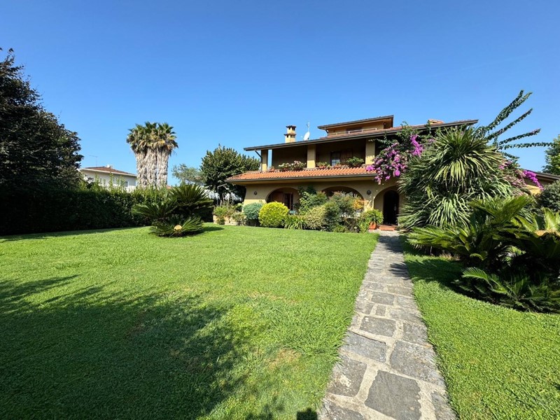 Villa in Vendita a Forte dei Marmi, zona Vittoria Apuana, 2'400'000€, 300 m², arredato