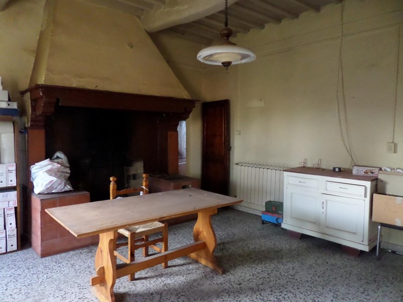 Casa Semi Indipendente in Vendita a Fucecchio, zona Ponte a Cappiano, 80'000€, 450 m²