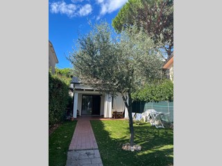 Casa Indipendente in Affitto a Forte dei Marmi, zona Vittoria Apuana, 20'000€, 100 m², arredato