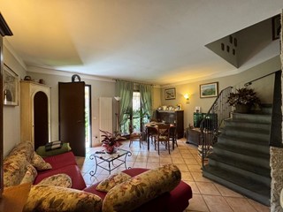 Villetta a schiera in Vendita a Seravezza, zona Querceta, 580'000&euro;, 200 m², arredato