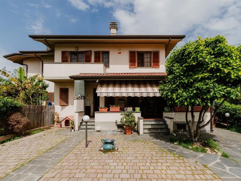 Villa bifamiliare in Vendita a Pietrasanta, zona Ponte Rosso Crociale, 550'000€, 187 m²