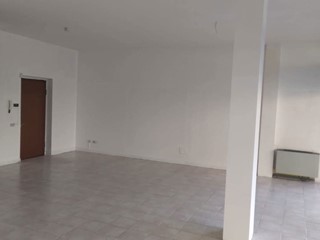 Negozio in Affitto a Cerro Maggiore, 1'000€, 70 m²