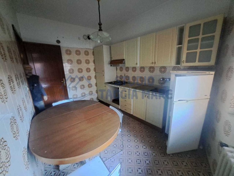 Appartamento in Vendita a Badalucco, 105'000€, 140 m²