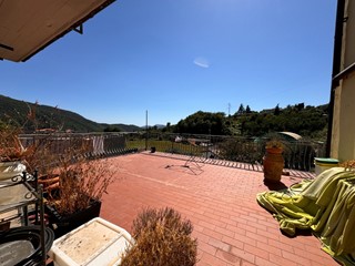 Casa Semi Indipendente in Vendita a Podenzana, zona Podenzana, 165'000€, 141 m², con Box