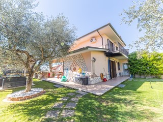 Casa Indipendente in Vendita a Mentana, 359'000€, 230 m², con Box