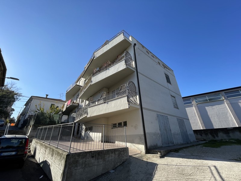 Appartamento in Vendita a Scafa, zona Centro, 75'000€, 150 m²