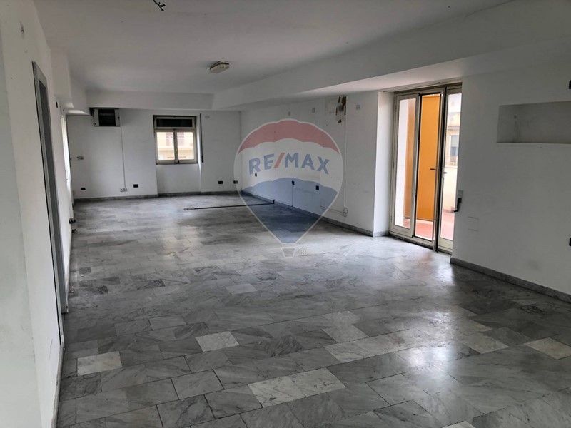 Ufficio in Affitto a Catania, zona Borgo, 1'200€, 120 m²