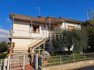 Villa bifamiliare in Vendita a Cerreto Guidi, 350'000€, 260 m²