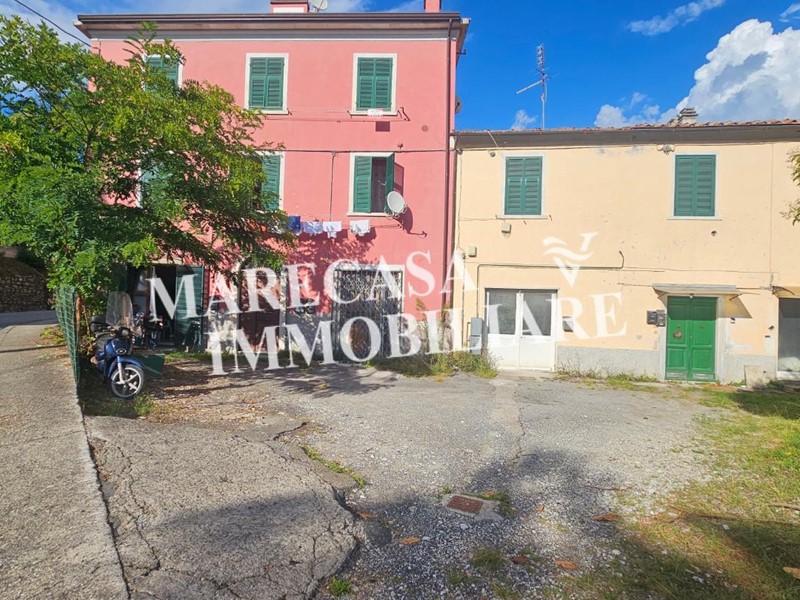Appartamento in Vendita a Carrara, 75'000€, 127 m²