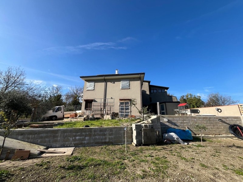 Casa Semi Indipendente in Vendita a Pennabilli, zona Soanne, 150'000&euro;, 240 m²