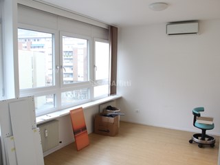 Ufficio in Affitto a Bolzano, zona Gries - S. Quirino, 700&euro;, 18 m²