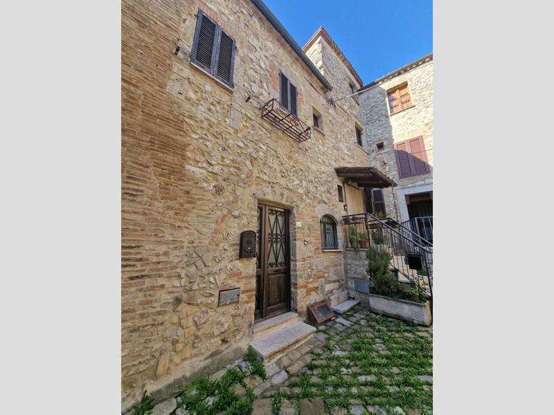 Casa Semi Indipendente in Vendita a Lugnano in Teverina, 75'000€, 115 m², arredato