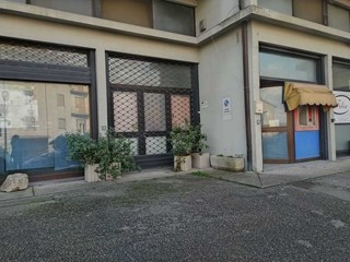 Immobile commerciale in Vendita a Amelia, 85'000€, 120 m²