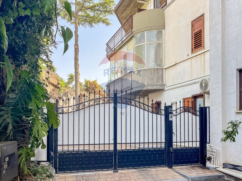 Casa Semi Indipendente in Vendita a Aci Castello, 450'000€, 138 m²