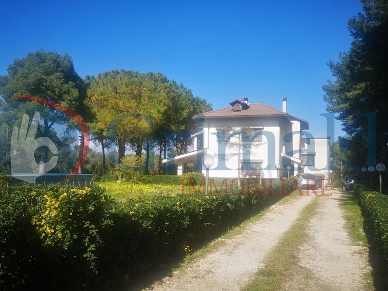 Villa in Vendita a Taranto, 360'000€, 200 m², arredato