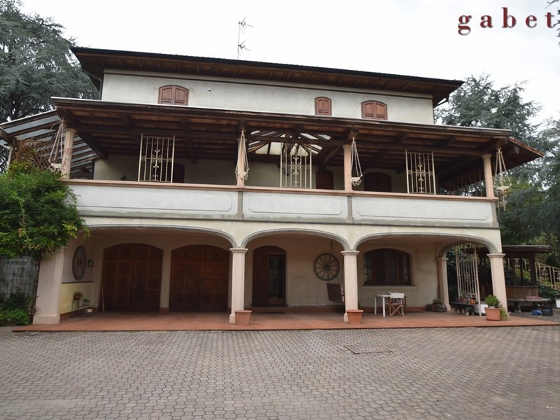 Villa in Vendita a Bernate Ticino, 655'000€, 490 m²