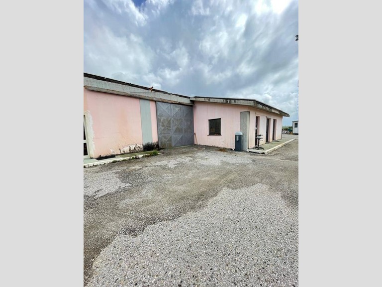 Capannone in Affitto a Gizzeria, 1'400€, 1050 m²