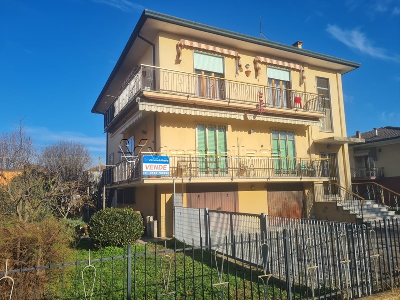 Appartamento in Vendita a Campiglia dei Berici, 132'000&euro;, 190 m², con Box