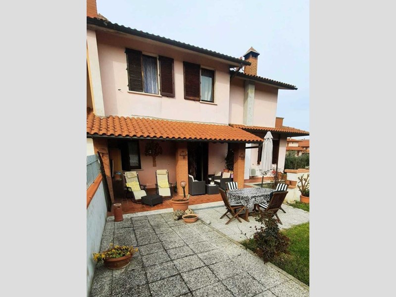 Casa Semi Indipendente in Vendita a Rapolano Terme, 360'000€, 180 m², con Box