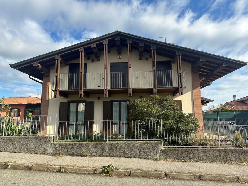 Casa Indipendente in Vendita a Lurate Caccivio, 365'000€, 190 m², con Box