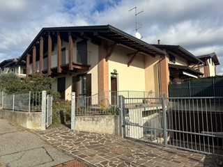 Casa Indipendente in Vendita a Lurate Caccivio, 365'000€, 190 m², con Box