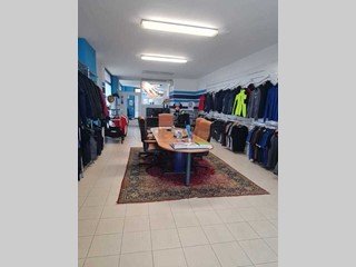 Immobile commerciale in Vendita a Sandrigo, 75'000€, 120 m², con Box