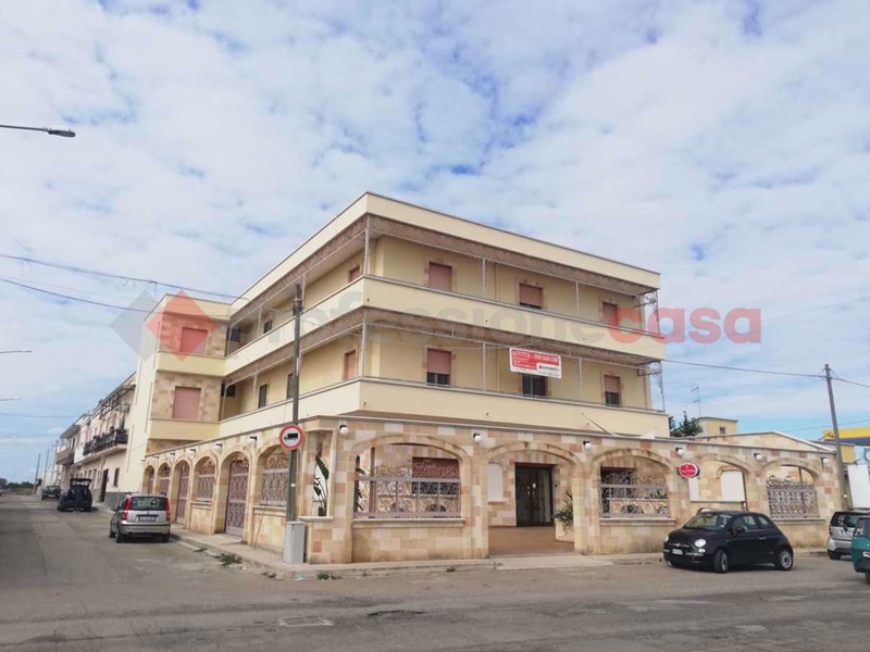 Attività commerciale in Affitto a Manduria, 950€, 300 m²