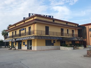 Immobile commerciale in Vendita a Eboli, 1'490'000€, 400 m²
