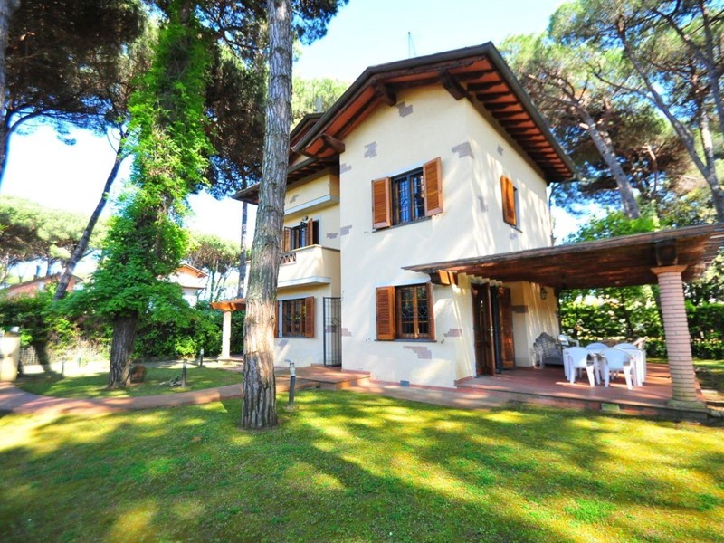 Villa in Vendita a Pietrasanta, zona Tonfano, 850'000€, 140 m², arredato