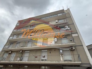 Appartamento in Vendita a Siracusa, zona Tisia - Tica - Zecchino, 78'000&euro;, 120 m²