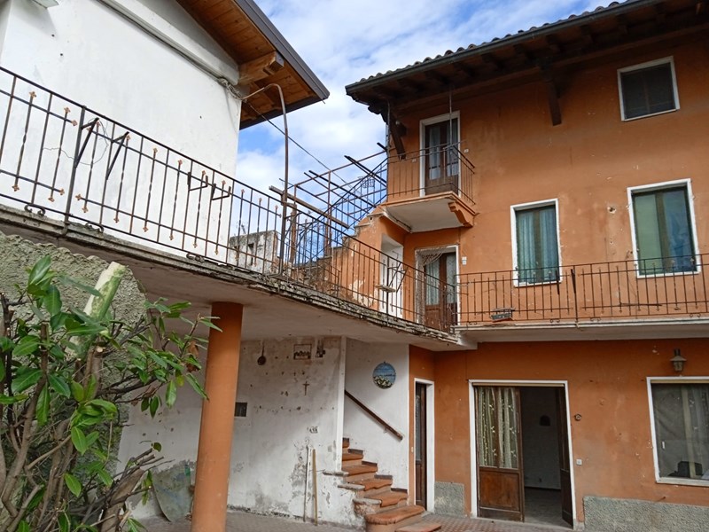 Rustico in Vendita a Manerba del Garda, zona centro, 400'000€, 450 m²