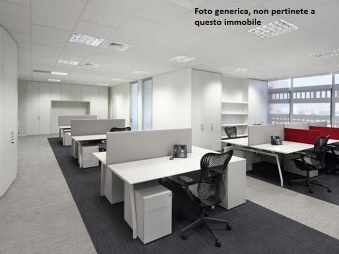 Ufficio in Affitto a Calcinaia, 1'500€, 200 m²