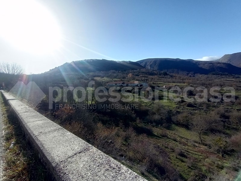 Capannone in Vendita a Barrea, 450'000€, 2000 m²