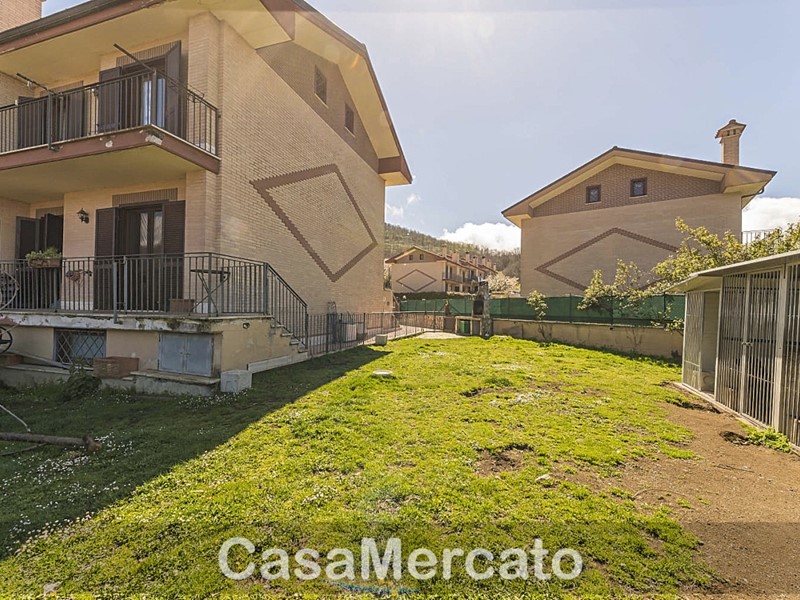 Casa Indipendente in Vendita a Rocca di Papa, zona Campi + Centro Fortezza, 279'000€, 210 m², con Box