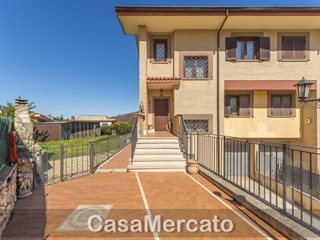 Casa Indipendente in Vendita a Rocca di Papa, zona Campi + Centro Fortezza, 279'000€, 210 m², con Box