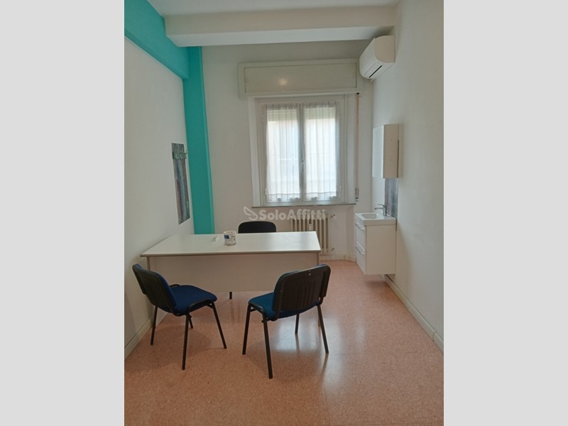 Ufficio in Affitto a Falconara Marittima, zona Centro, 400€, 100 m²
