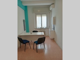 Ufficio in Affitto a Falconara Marittima, zona Centro, 400€, 100 m²