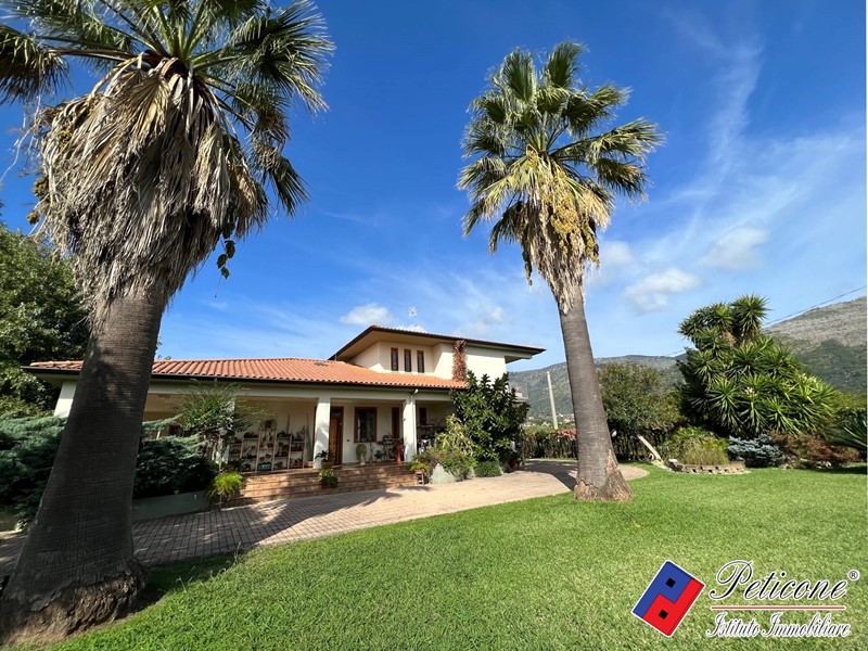Villa in Vendita a Fondi, 925'000€, 296 m²