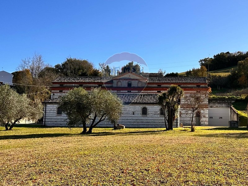Rustico in Vendita a Falconara Marittima, zona Castelferretti, 610'000€, 240 m²