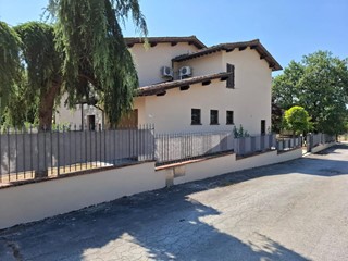 Villetta a schiera in Vendita a Altopascio, zona Badia Pozzeveri, 305'000€, 150 m², con Box