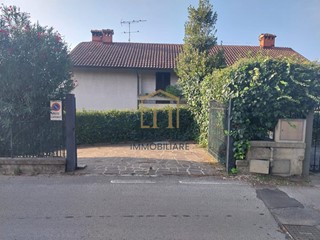 Villa in Vendita a Poggibonsi, 680'000€, 410 m², con Box