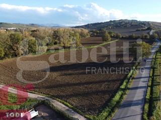 Terreno agricolo in Vendita a Todi, 100'000€, 47284 m²