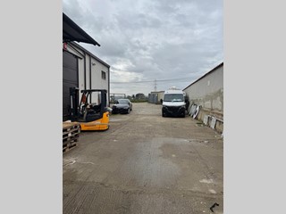 Capannone in Vendita a Capena, 500'000€, 800 m²